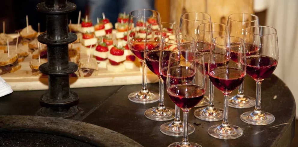 mit Rotwein gefüllte Gläser und köstliche Käse-Erdbeer_und-BrotSpieße