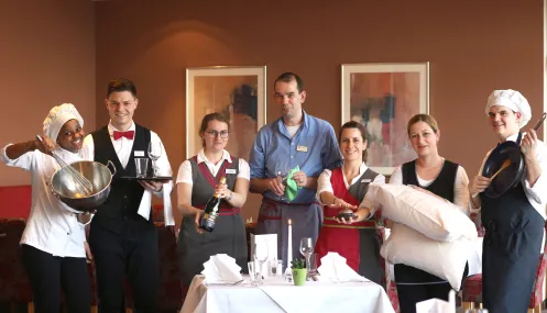 Motivierte Beschäftigte, begeisterte Gäste: Im Wohlfühlhotel Alte Rebschule ziehen beim Service alle im Team an einem Strang. (© Alte Rebschule) Motivierte Beschäftigte, begeisterte Gäste: Im Wohlfühlhotel Alte Rebschule ziehen beim Service alle im Team an einem Strang.