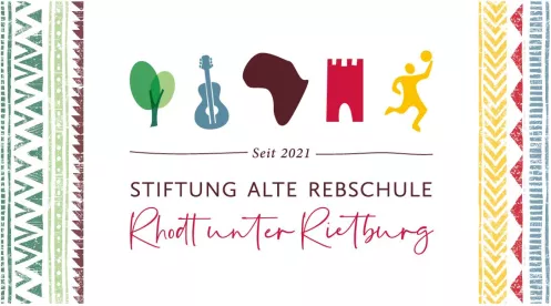 Schriftzug Wohlfühlhotel Alte Rebschule, Rhodt unter Rietburg auf weißem Grund mit kindlich bemalten Elementen 