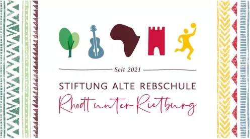 Weinetikett Stiftungswein Wohlfühlhotel Alte Rebschule (© Wohlfühlhotel Alte Rebschule - Rhodt unter Rietburg) Schriftzug Wohlfühlhotel Alte Rebschule, Rhodt unter Rietburg auf weißem Grund mit kindlich bemalten Elementen