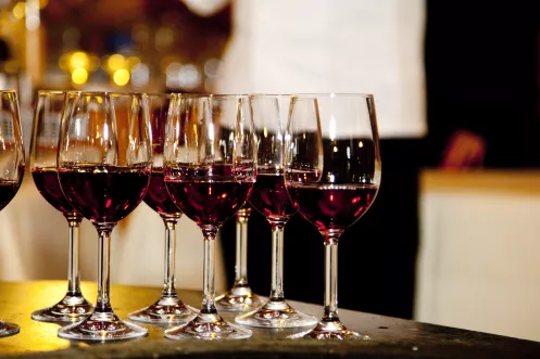 Mit Rotwein gefüllte Gläser im Waldhotel Felschbachhof