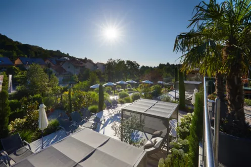 Wiedemanns Weinhotel Außenansicht mit Terrasse