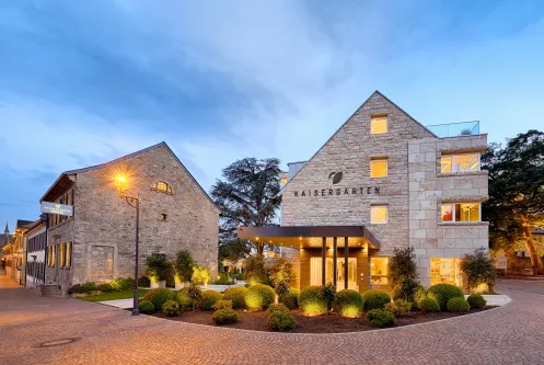 das Hotel Kaisergarten ist ein modernes Gebäude mit Sandsteinfassade in Deidesheim