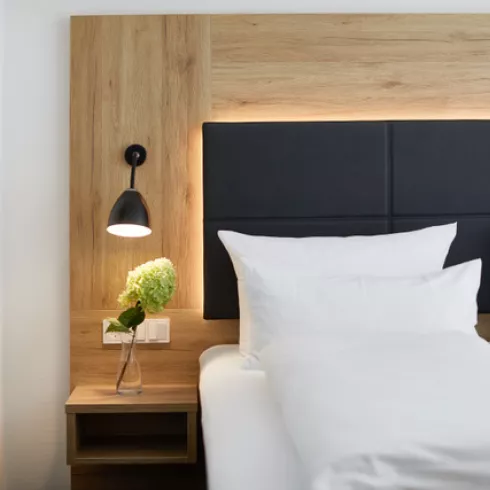 Hotelzimmer von Weinhotel Wiedemanns mit gemütlichen Bett